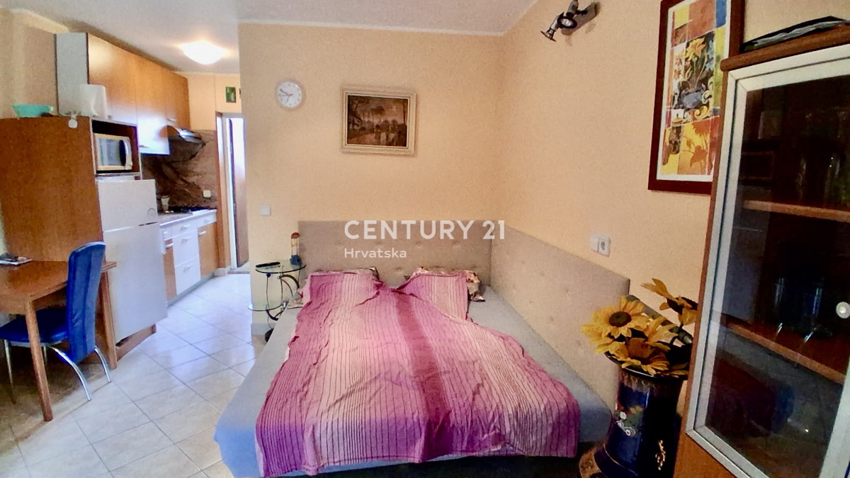 POREČ, ČERVAR PORAT, MONOLOCALE A SOLI 200 METRI DALLA SPIAGGIA