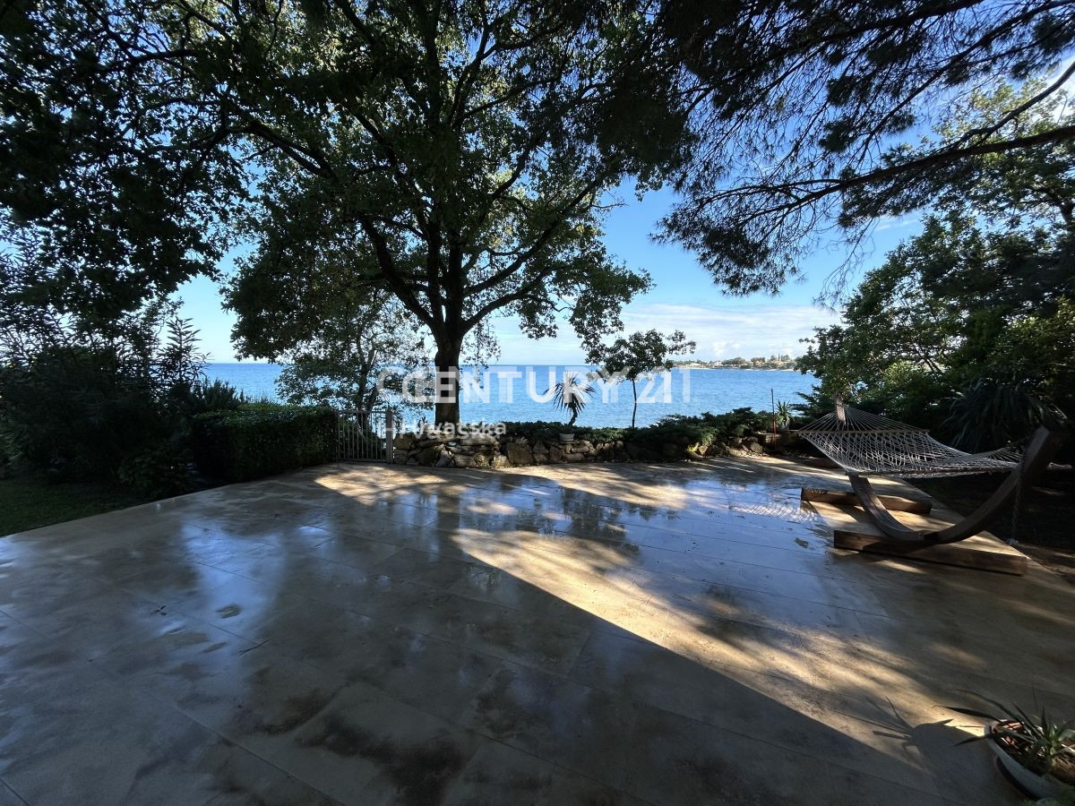 UMAG, DINTORNI, VILLA CON ACCESSO DIRETTO ALLA SPIAGGIA