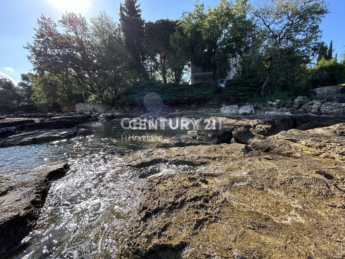 UMAG, DINTORNI, VILLA CON ACCESSO DIRETTO ALLA SPIAGGIA