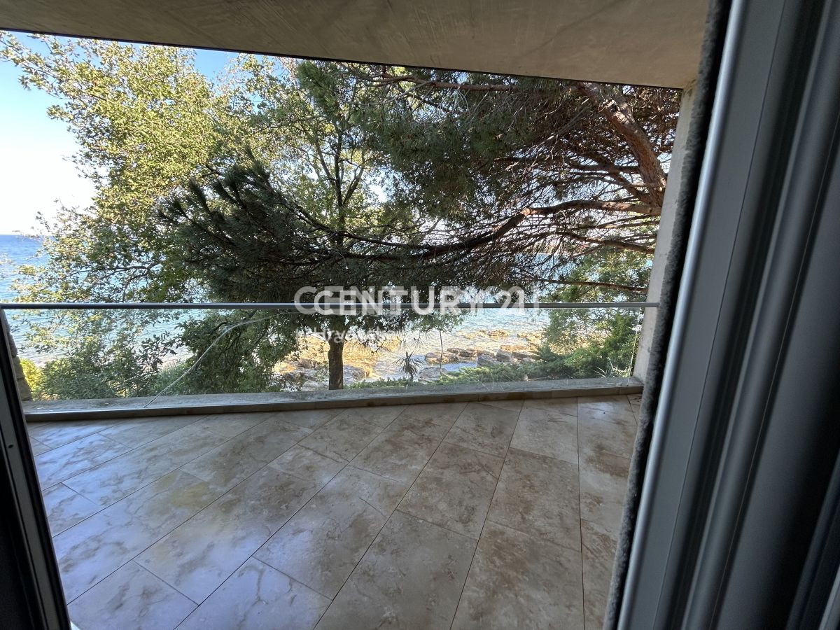 UMAG, DINTORNI, VILLA CON ACCESSO DIRETTO ALLA SPIAGGIA