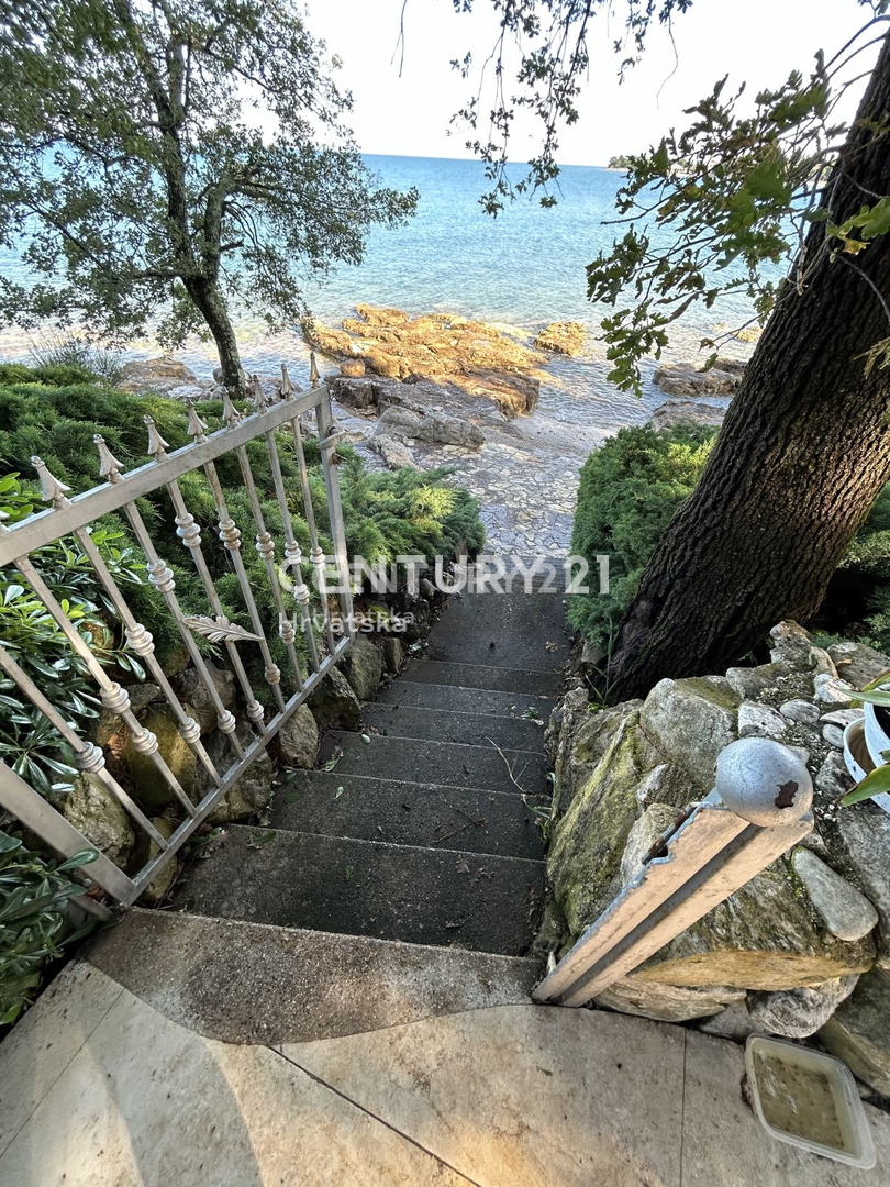 UMAG, DINTORNI, VILLA CON ACCESSO DIRETTO ALLA SPIAGGIA