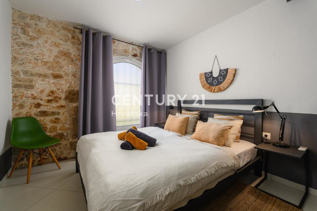 POREČ, VENDESI CASA RISTRUTTURATA CON PISCINA AI MARGINI DELLA PIANURA A SOLI 4 KM DAL MARE