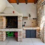 POREČ, VENDESI CASA RISTRUTTURATA CON PISCINA AI MARGINI DELLA PIANURA A SOLI 4 KM DAL MARE