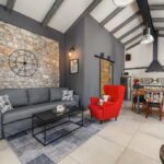 POREČ, VENDESI CASA RISTRUTTURATA CON PISCINA AI MARGINI DELLA PIANURA A SOLI 4 KM DAL MARE