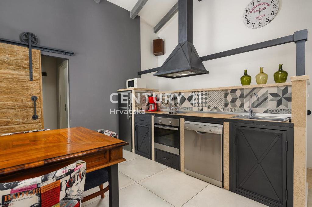 POREČ, VENDESI CASA RISTRUTTURATA CON PISCINA AI MARGINI DELLA PIANURA A SOLI 4 KM DAL MARE