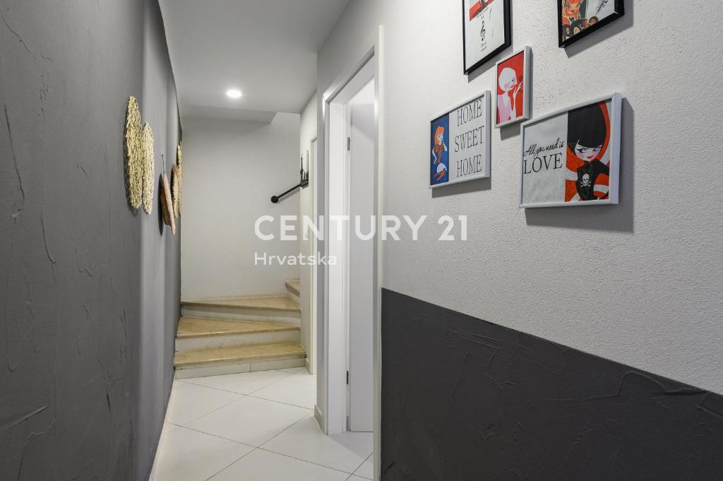 POREČ, VENDESI CASA RISTRUTTURATA CON PISCINA AI MARGINI DELLA PIANURA A SOLI 4 KM DAL MARE