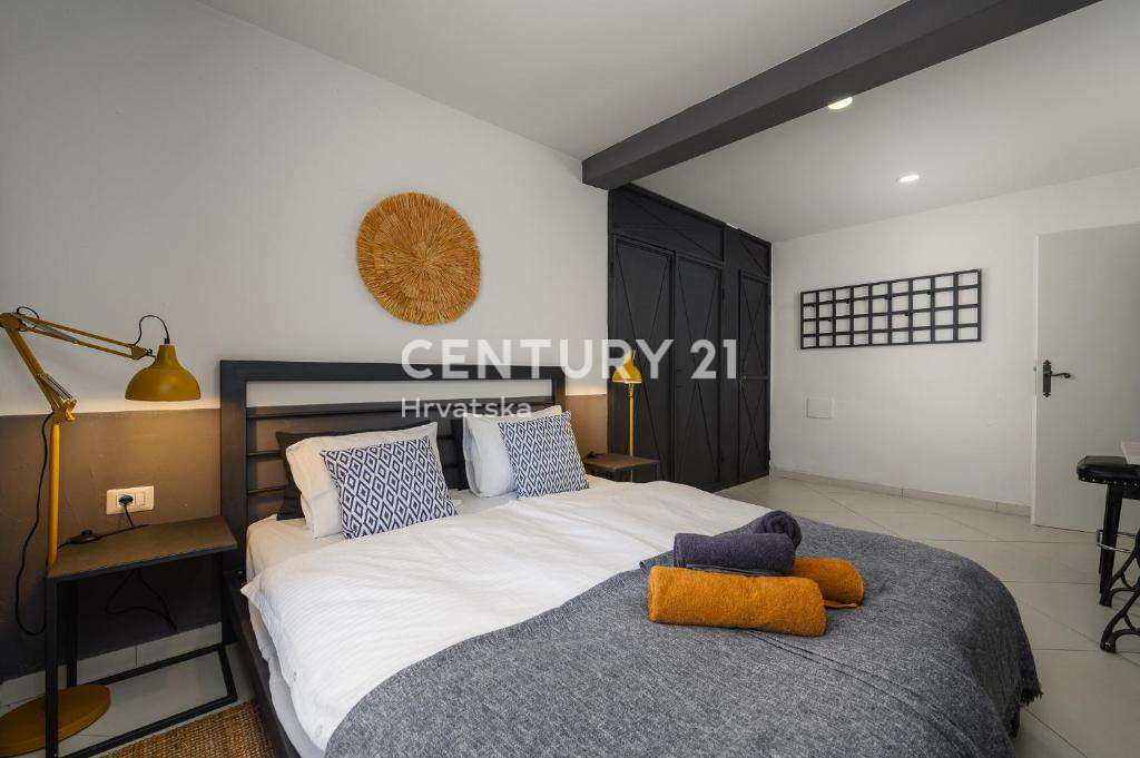 POREČ, VENDESI CASA RISTRUTTURATA CON PISCINA AI MARGINI DELLA PIANURA A SOLI 4 KM DAL MARE