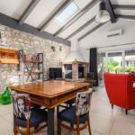 POREČ, VENDESI CASA RISTRUTTURATA CON PISCINA AI MARGINI DELLA PIANURA A SOLI 4 KM DAL MARE