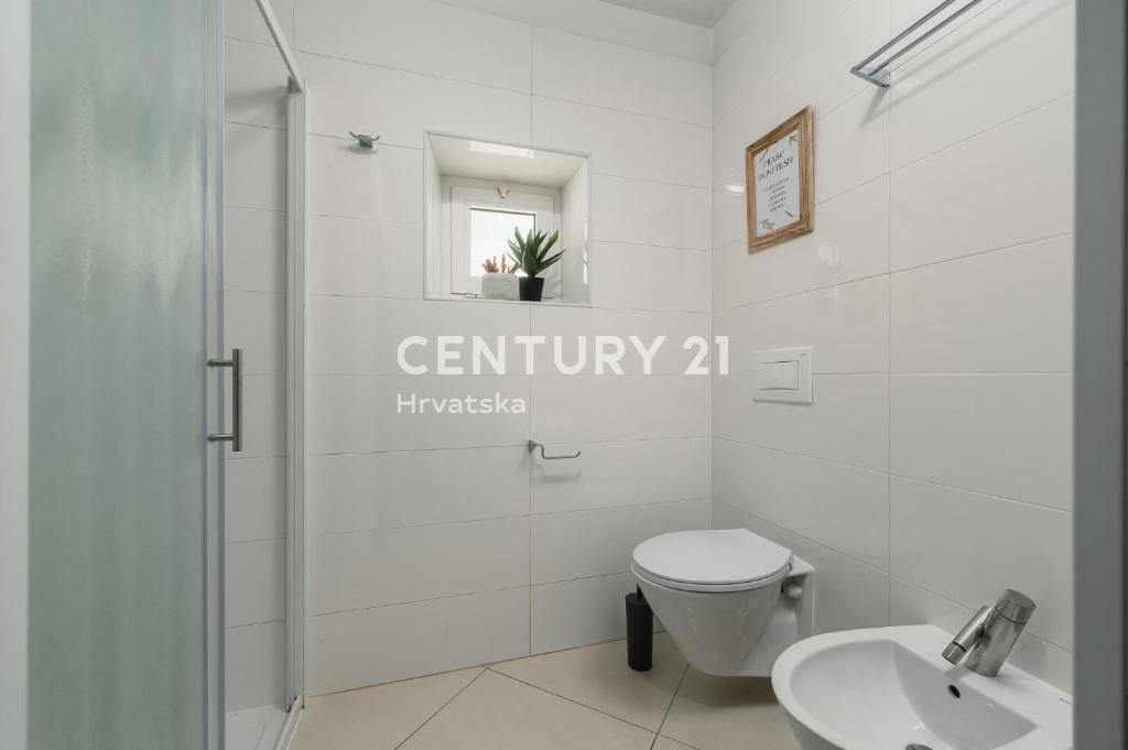 POREČ, VENDESI CASA RISTRUTTURATA CON PISCINA AI MARGINI DELLA PIANURA A SOLI 4 KM DAL MARE