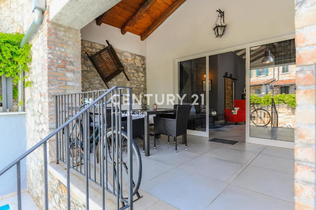 POREČ, VENDESI CASA RISTRUTTURATA CON PISCINA AI MARGINI DELLA PIANURA A SOLI 4 KM DAL MARE