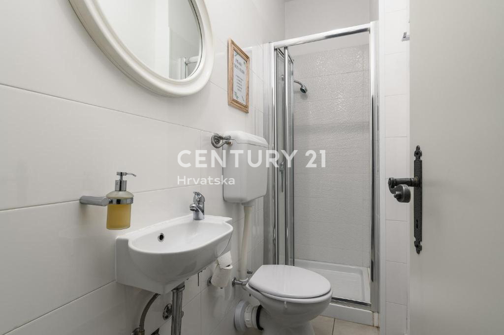 POREČ, VENDESI CASA RISTRUTTURATA CON PISCINA AI MARGINI DELLA PIANURA A SOLI 4 KM DAL MARE