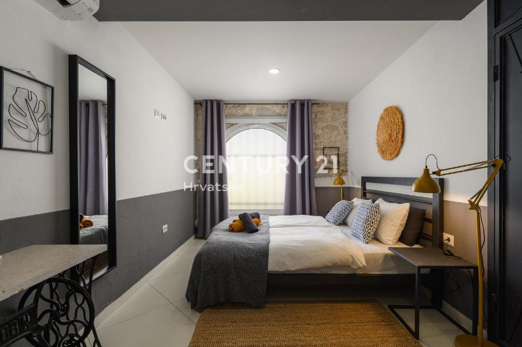 POREČ, VENDESI CASA RISTRUTTURATA CON PISCINA AI MARGINI DELLA PIANURA A SOLI 4 KM DAL MARE