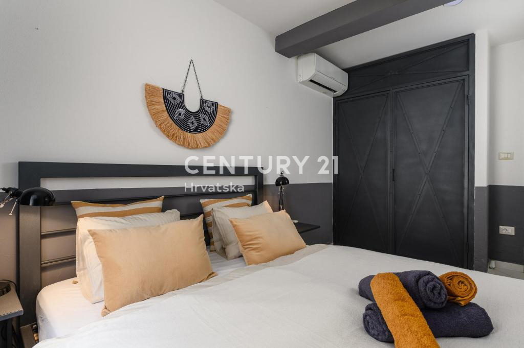 POREČ, VENDESI CASA RISTRUTTURATA CON PISCINA AI MARGINI DELLA PIANURA A SOLI 4 KM DAL MARE