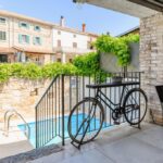 POREČ, VENDESI CASA RISTRUTTURATA CON PISCINA AI MARGINI DELLA PIANURA A SOLI 4 KM DAL MARE