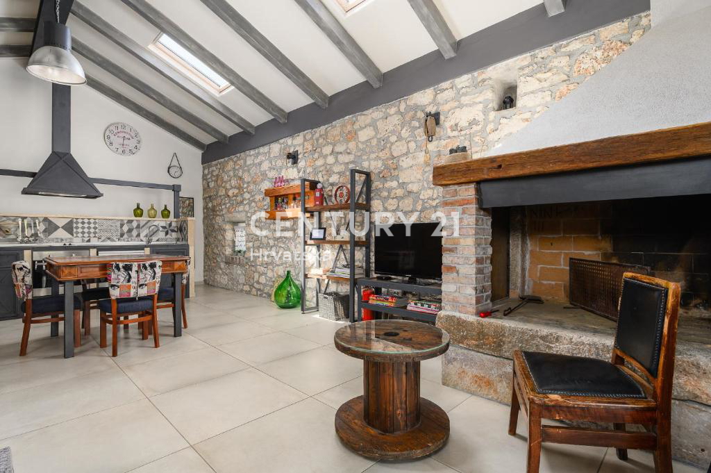 POREČ, VENDESI CASA RISTRUTTURATA CON PISCINA AI MARGINI DELLA PIANURA A SOLI 4 KM DAL MARE