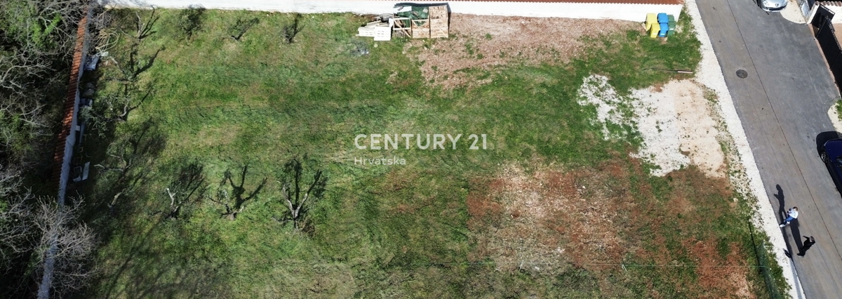 POREČ, 7 KM, CASA CON PISCINA IN COSTRUZIONE