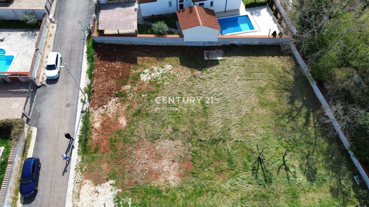 POREČ, 7 KM, CASA CON PISCINA IN COSTRUZIONE