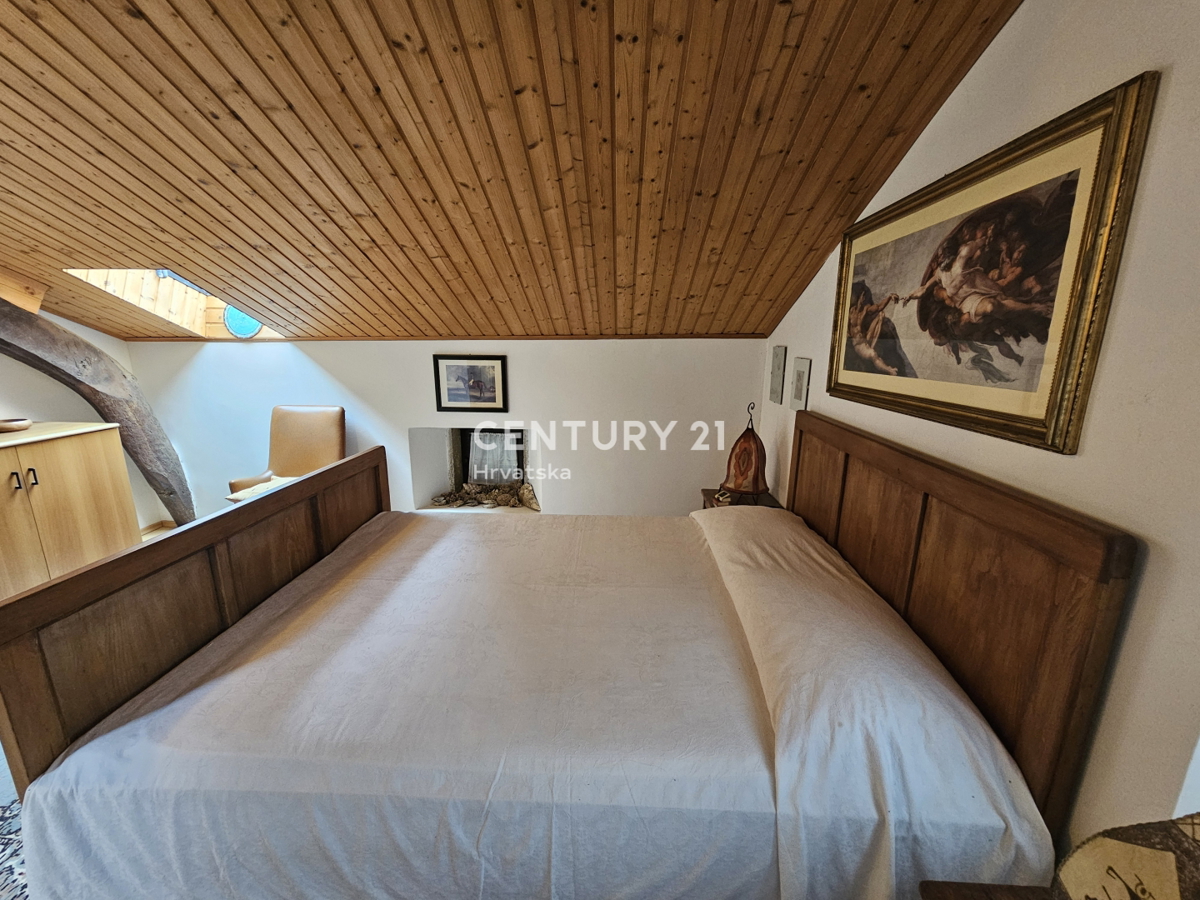 VABRIGA, IN VENDITA CASA IN PIETRA, PRIMA DI UNA FILA