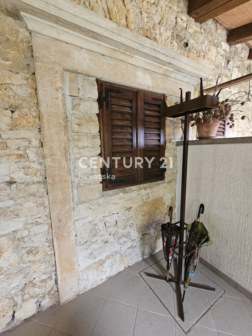 VABRIGA, IN VENDITA CASA IN PIETRA, PRIMA DI UNA FILA