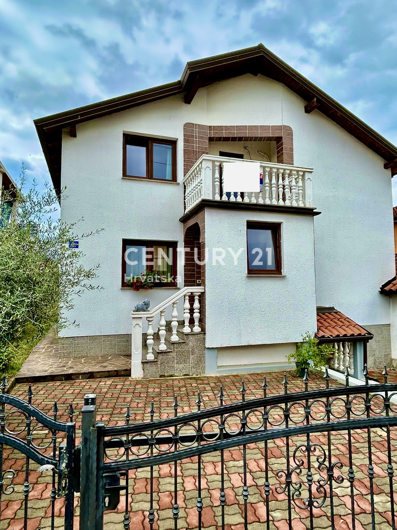 UMAGO, DINTORNI, CASA ABITABILE CON DUE APPARTAMENTI A SOLI 2 KM DALLA CITTÀ