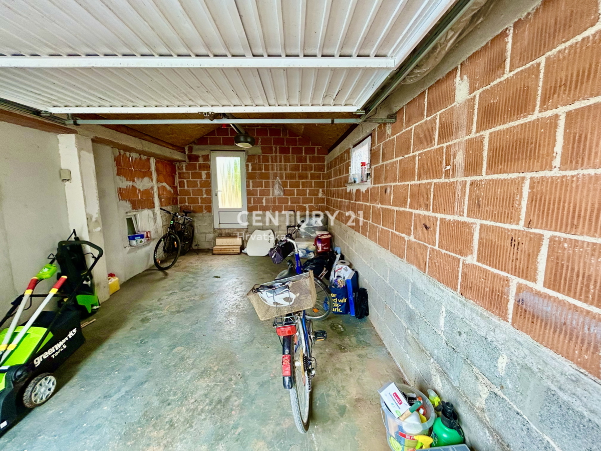 UMAGO, DINTORNI, CASA ABITABILE CON DUE APPARTAMENTI A SOLI 2 KM DALLA CITTÀ