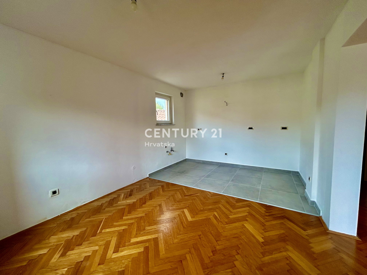 UMAGO, DINTORNI, CASA ABITABILE CON DUE APPARTAMENTI A SOLI 2 KM DALLA CITTÀ