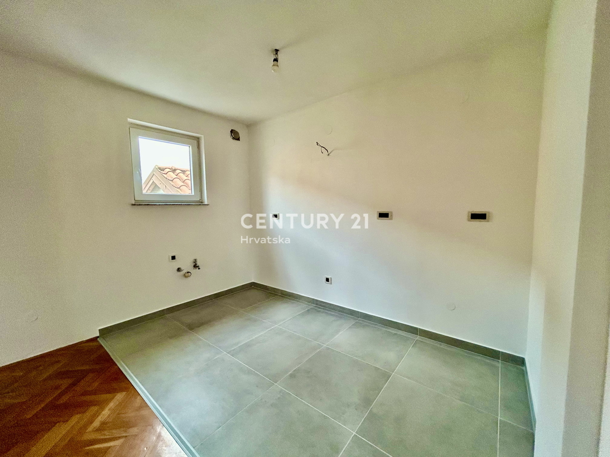 UMAGO, DINTORNI, CASA ABITABILE CON DUE APPARTAMENTI A SOLI 2 KM DALLA CITTÀ