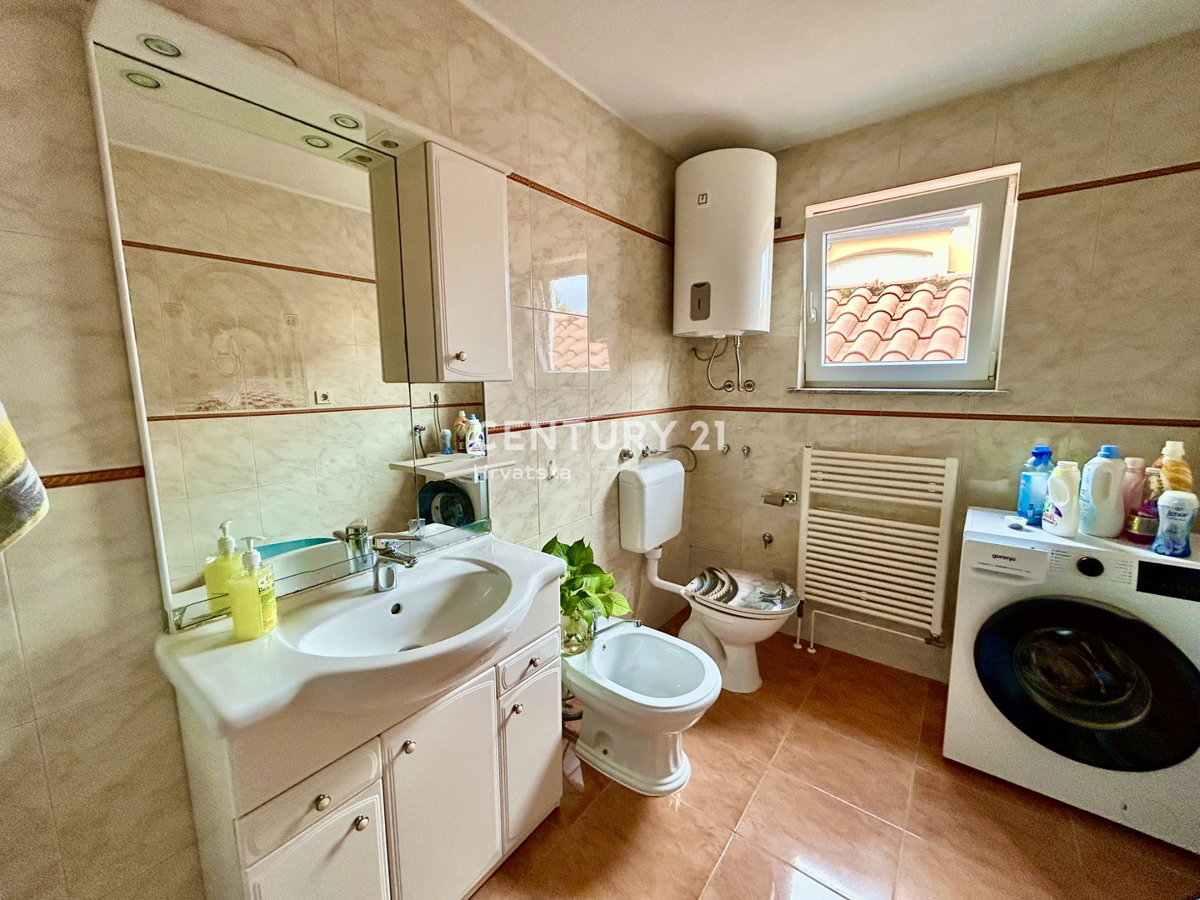 UMAGO, DINTORNI, CASA ABITABILE CON DUE APPARTAMENTI A SOLI 2 KM DALLA CITTÀ