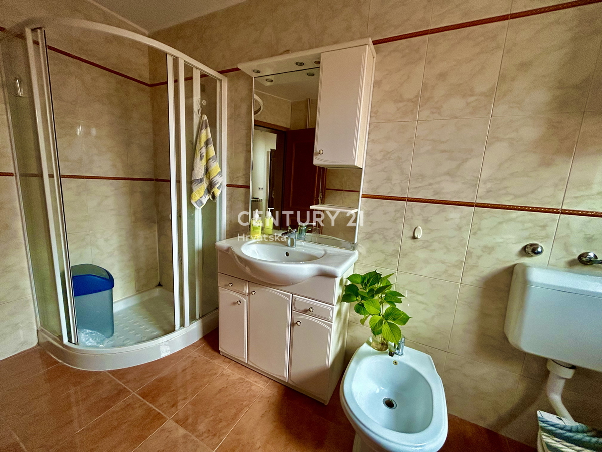 UMAGO, DINTORNI, CASA ABITABILE CON DUE APPARTAMENTI A SOLI 2 KM DALLA CITTÀ