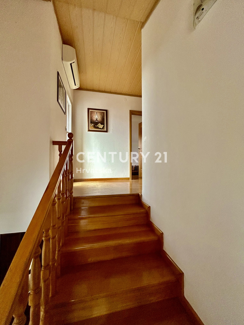 UMAGO, DINTORNI, CASA ABITABILE CON DUE APPARTAMENTI A SOLI 2 KM DALLA CITTÀ