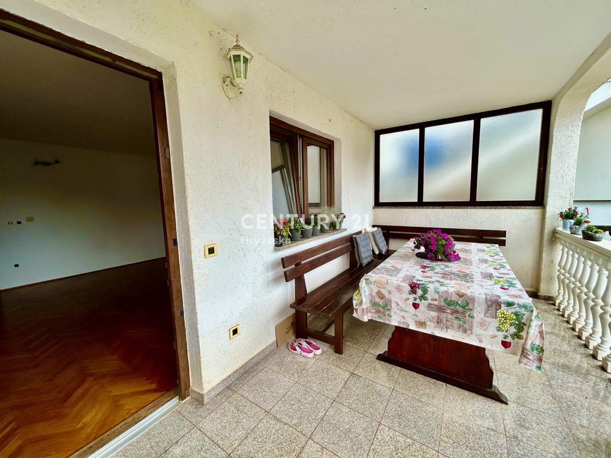 UMAGO, DINTORNI, CASA ABITABILE CON DUE APPARTAMENTI A SOLI 2 KM DALLA CITTÀ