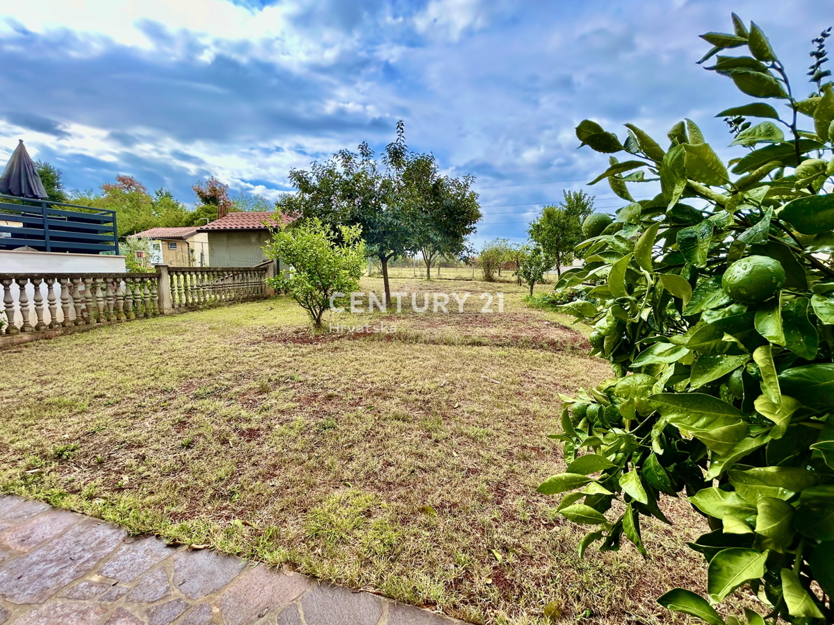 UMAGO, DINTORNI, CASA ABITABILE CON DUE APPARTAMENTI A SOLI 2 KM DALLA CITTÀ