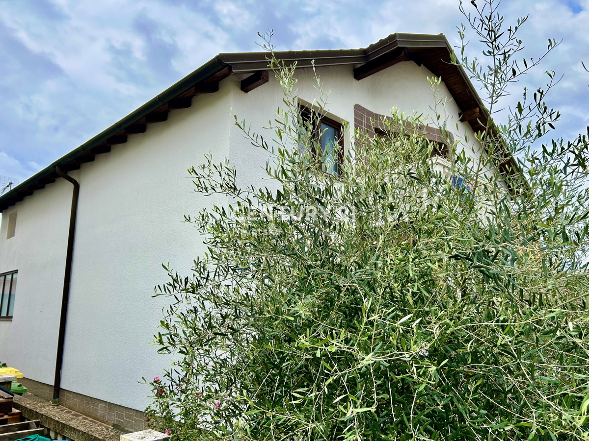 UMAGO, DINTORNI, CASA ABITABILE CON DUE APPARTAMENTI A SOLI 2 KM DALLA CITTÀ