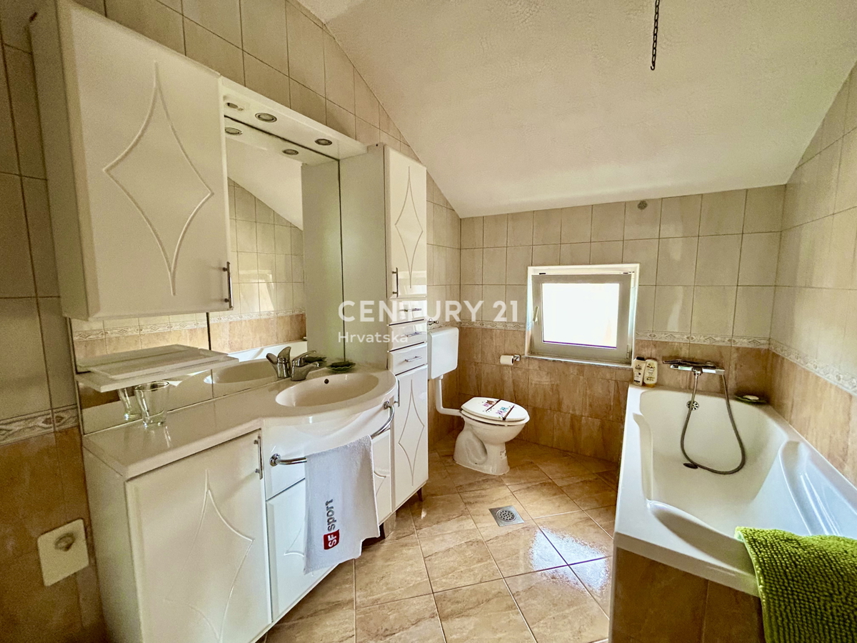 UMAGO, DINTORNI, CASA ABITABILE CON DUE APPARTAMENTI A SOLI 2 KM DALLA CITTÀ