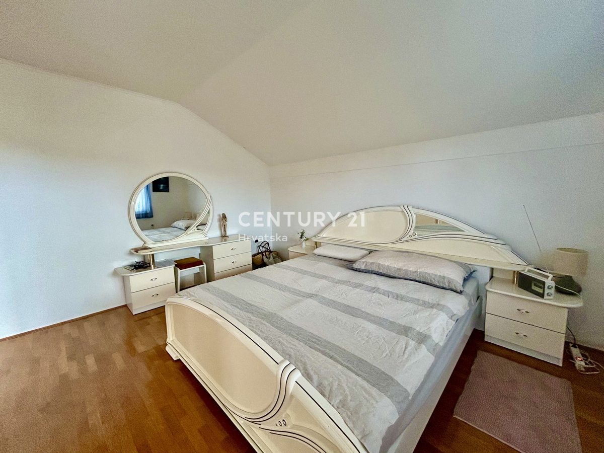 UMAGO, DINTORNI, CASA ABITABILE CON DUE APPARTAMENTI A SOLI 2 KM DALLA CITTÀ