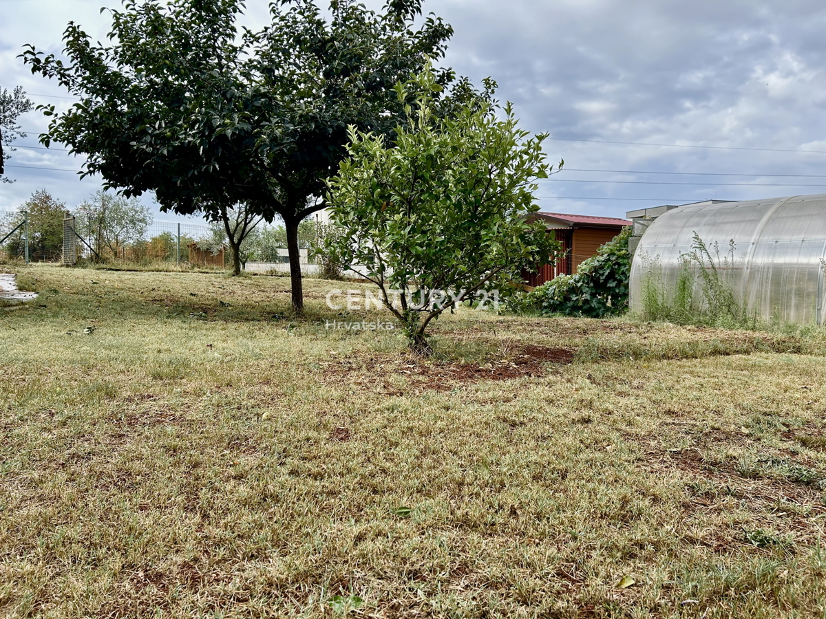 UMAGO, DINTORNI, CASA ABITABILE CON DUE APPARTAMENTI A SOLI 2 KM DALLA CITTÀ