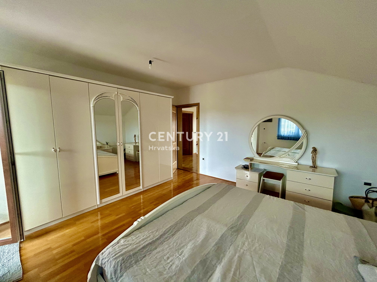 UMAGO, DINTORNI, CASA ABITABILE CON DUE APPARTAMENTI A SOLI 2 KM DALLA CITTÀ