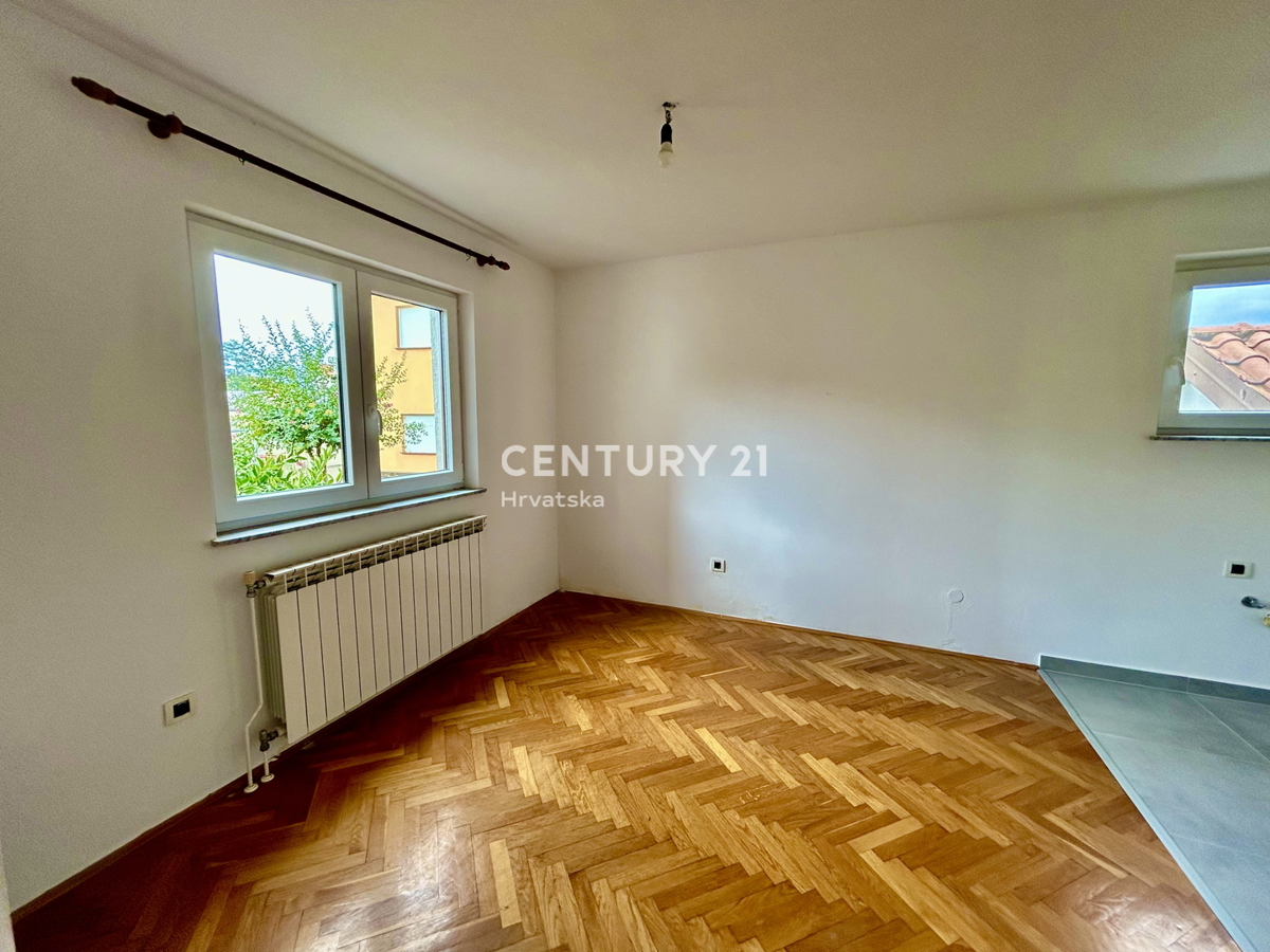 UMAGO, DINTORNI, CASA ABITABILE CON DUE APPARTAMENTI A SOLI 2 KM DALLA CITTÀ