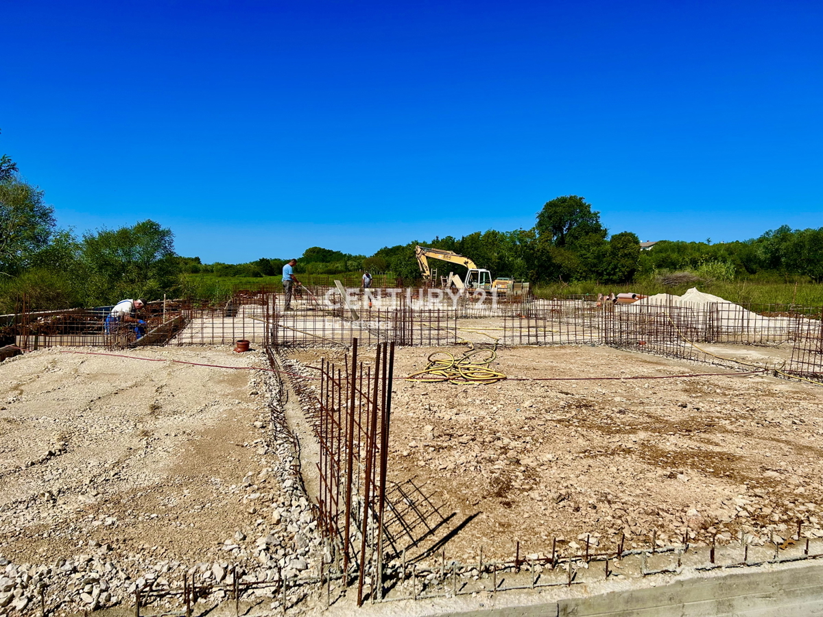 Umag, duplex casa a soli 150 metri dalla spiaggia con vista panoramica e aperta sul mare