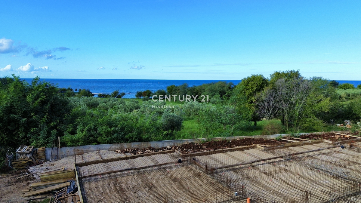 Umag, duplex casa a soli 150 metri dalla spiaggia con vista panoramica e aperta sul mare