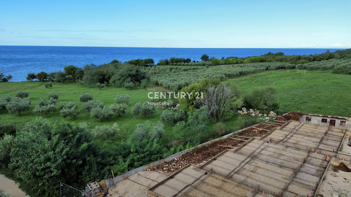 Umag, duplex casa a soli 150 metri dalla spiaggia con vista panoramica e aperta sul mare
