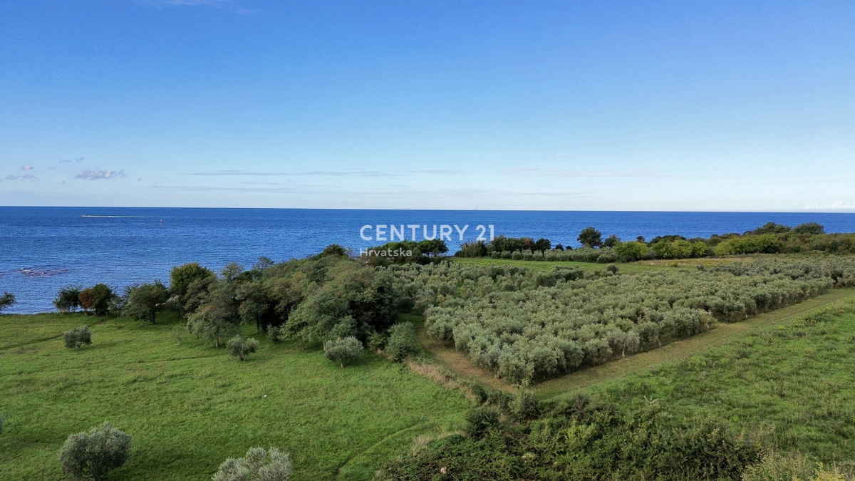 Umag, duplex casa a soli 150 metri dalla spiaggia con vista panoramica e aperta sul mare