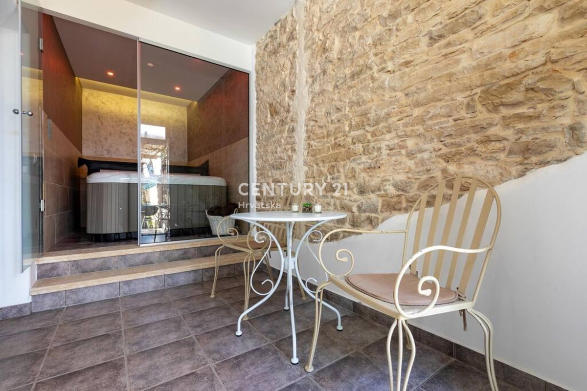 PAZIN, BELLISSIMA CASA CON UN BEL GIARDINO NEL CENTRO DELLA CITTÀ