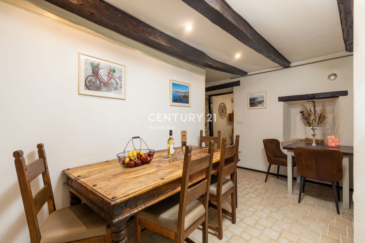 PAZIN, BELLISSIMA CASA CON UN BEL GIARDINO NEL CENTRO DELLA CITTÀ