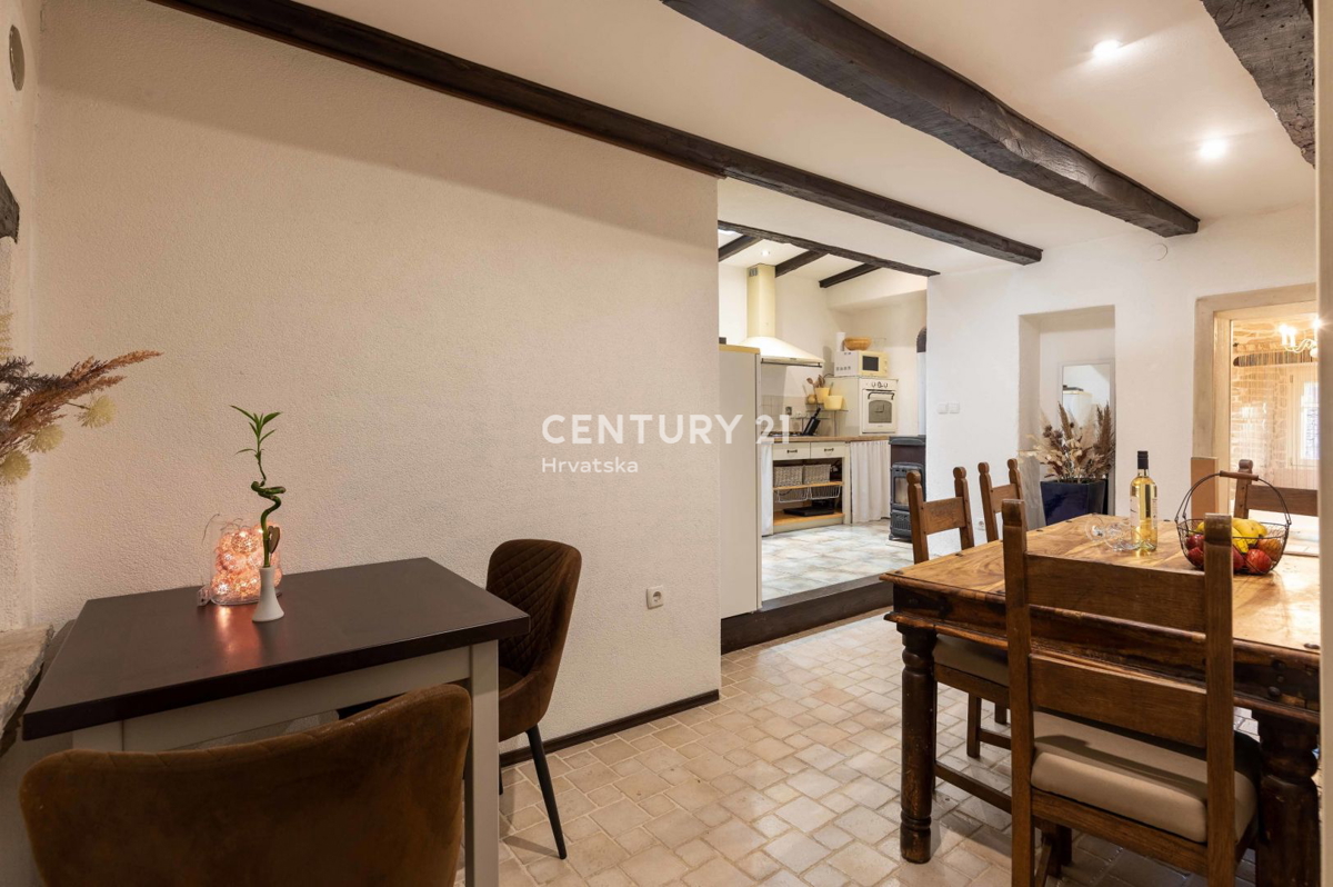 PAZIN, BELLISSIMA CASA CON UN BEL GIARDINO NEL CENTRO DELLA CITTÀ