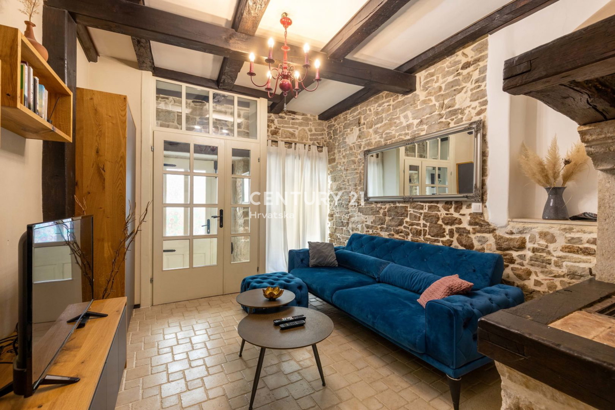 PAZIN, BELLISSIMA CASA CON UN BEL GIARDINO NEL CENTRO DELLA CITTÀ