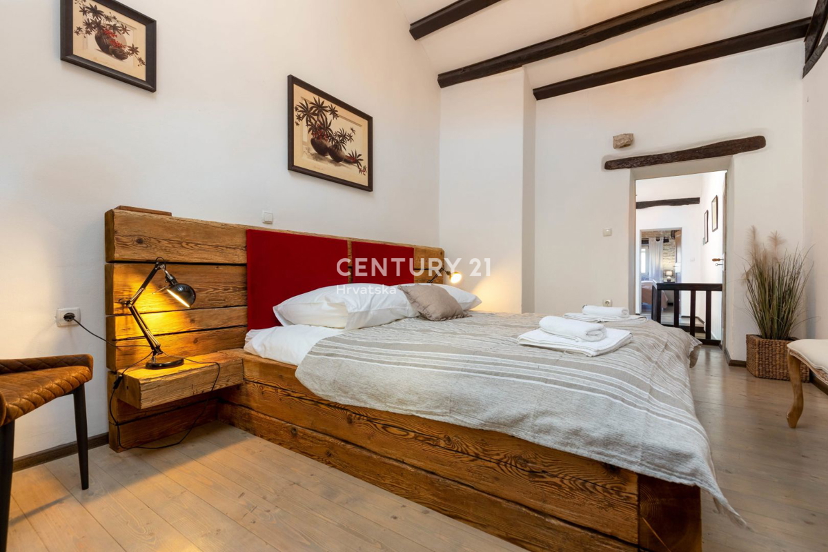 PAZIN, BELLISSIMA CASA CON UN BEL GIARDINO NEL CENTRO DELLA CITTÀ