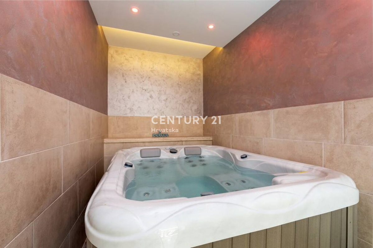 PAZIN, BELLISSIMA CASA CON UN BEL GIARDINO NEL CENTRO DELLA CITTÀ