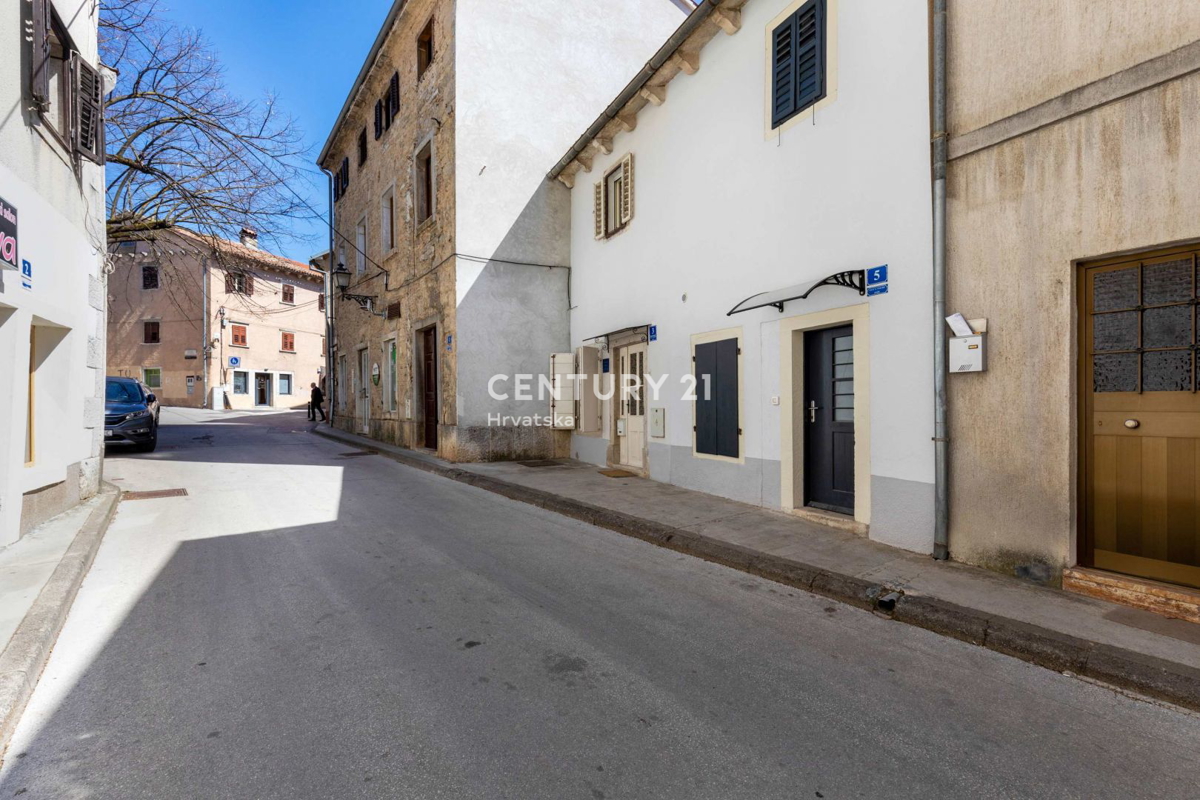 PAZIN, BELLISSIMA CASA CON UN BEL GIARDINO NEL CENTRO DELLA CITTÀ