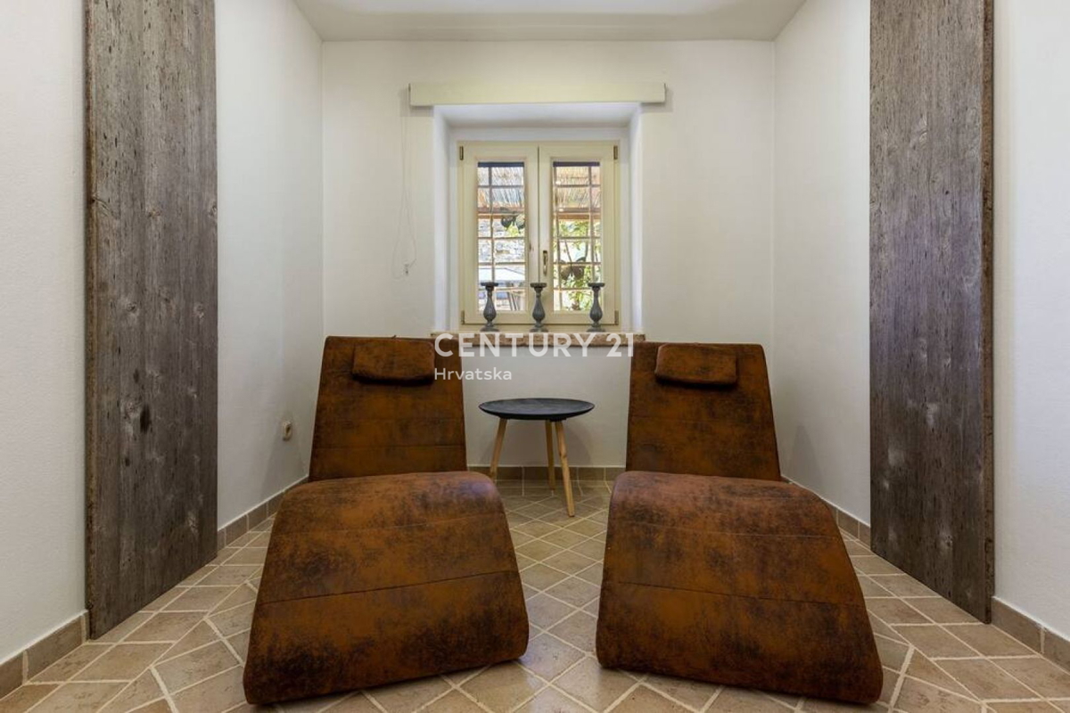 PAZIN, BELLISSIMA CASA CON UN BEL GIARDINO NEL CENTRO DELLA CITTÀ